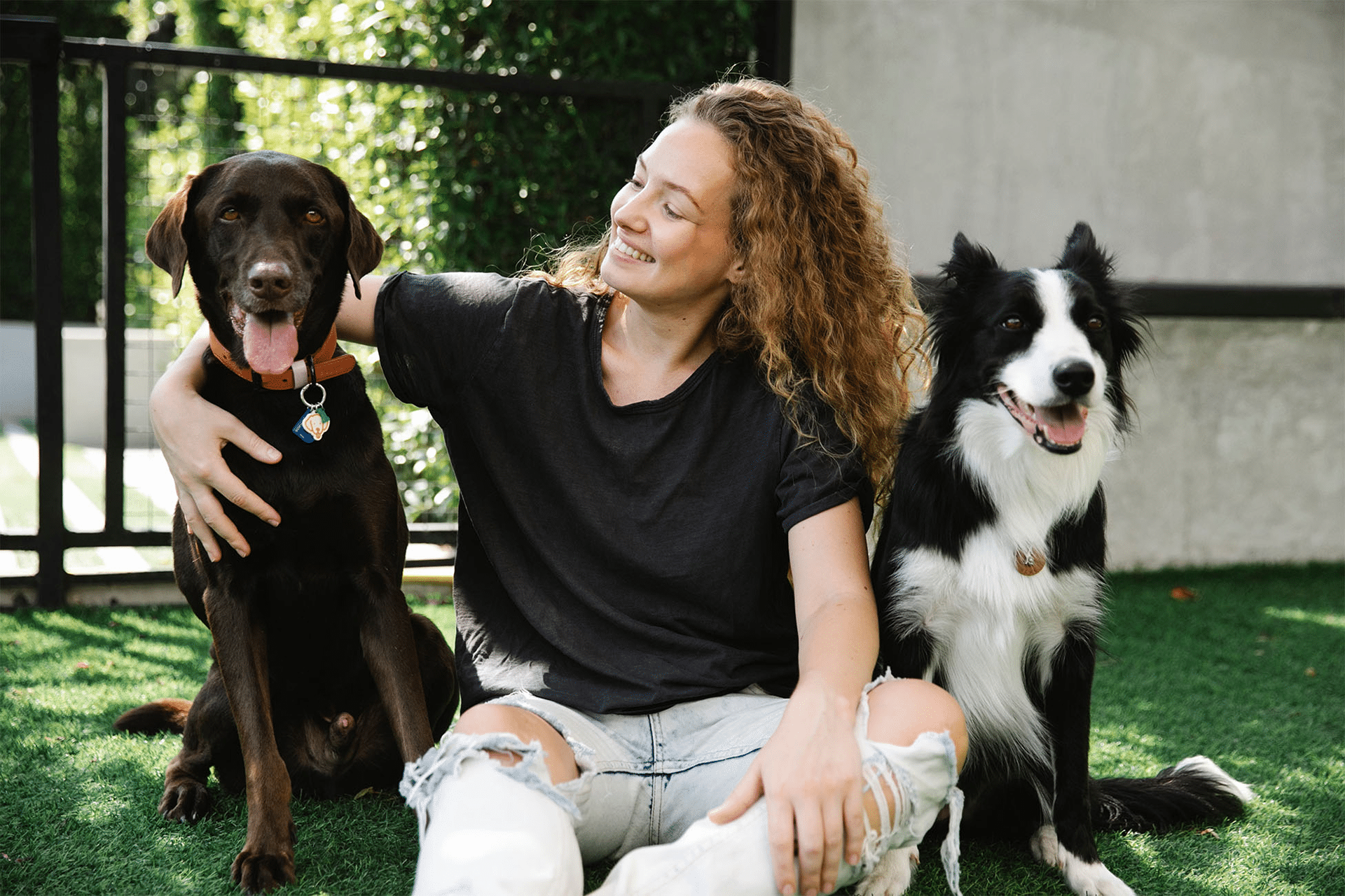 Jacksonville, FL Pet Sitter | Lucky Dog Pet Care Pet sitter caring for a cat and dog during a Jacksonville in-home visit