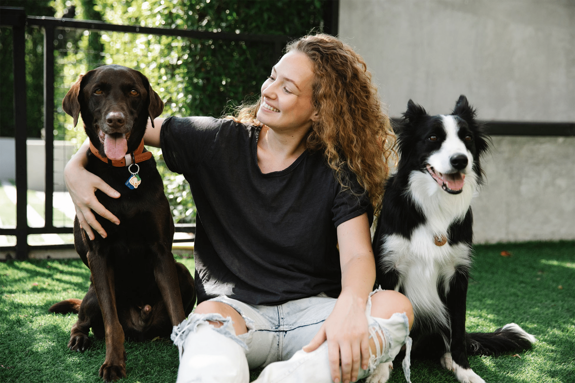 Pet Sitter Jacksonville FL | In-Home Pet Care | Lucky Dog Pet sitter caring for a dog and cat inside a Jacksonville FL home