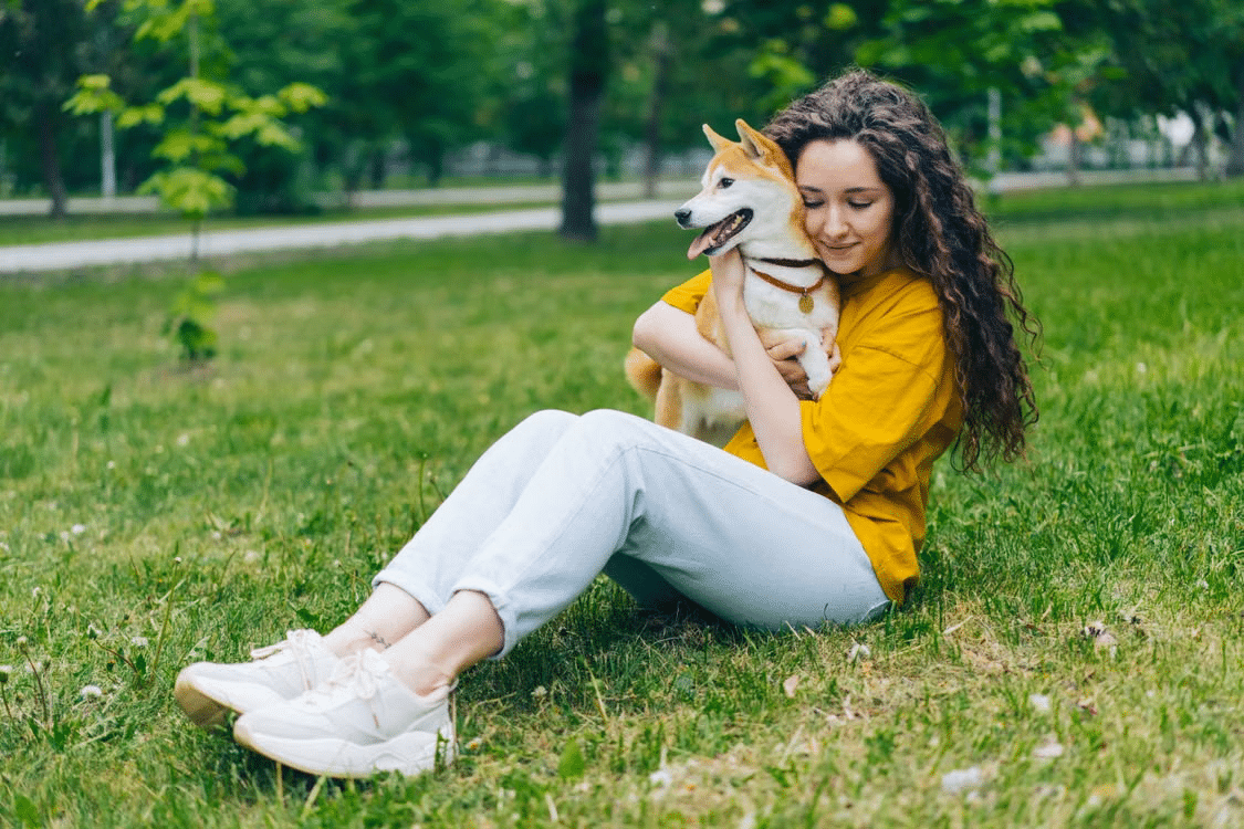 Pet Sitter Jacksonville FL | In-Home Pet Care | Lucky Dog Pet sitter caring for a dog and cat inside a Jacksonville FL home