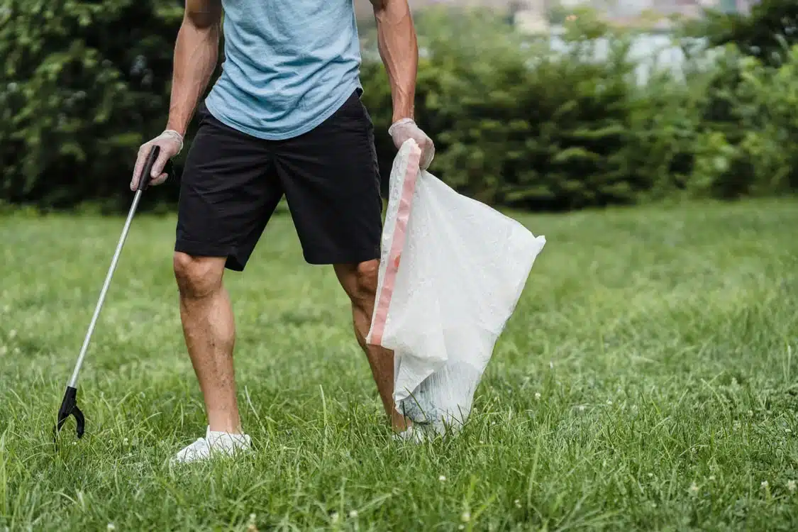 Dog Waste Removal Jacksonville FL | Lucky Dog Dog waste removal service cleaning a backyard in Jacksonville FL
